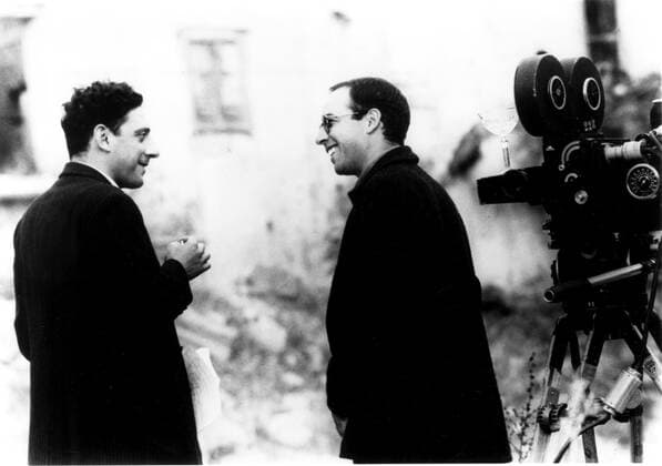 THE STAR MAKER, (aka L UOMO DELLE STELLE), from left, Sergio Castellitto, director Giuseppe Tornatore, on-set, 1995, Miramax courtesy Everett Collection Miramax Courtesy Everett Collection !ACHTUNG AUFNAHMEDATUM GESCHÃ„TZT! PUBLICATIONXNOTxINxCANxCHNxFRAxITAxJPNxNORxPOLxRUSxESPxUKxUSA Copyright: xMiramax CourtesyxEverettxCollectionx MBDSTMA EC071
