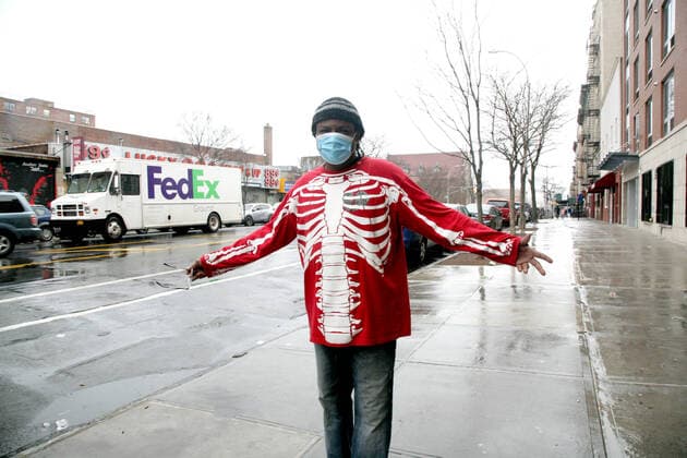March 28, 2020, New York City, New York, USA: A New Yorker puts his own stamp on COVID-19 protection while on the go on Prospect Avenue in the South Bronx. New York City USA - ZUMAl135 20200328_zap_l135_003 Copyright: xG.xRonaldxLopezx