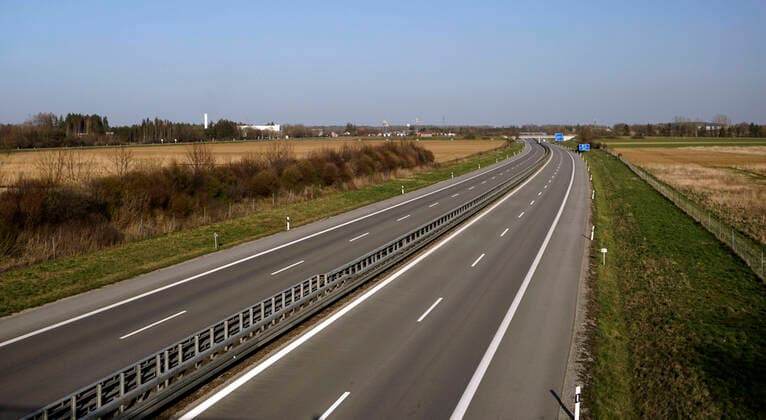 28.03.2020, Leere Autobahnen wegen Corona-Virus-Pandemie, hier die Autobahn A96 bei Türkheim, Bad Wörishofen. Auf Anordnung der bayerischen Staatsregierung gilt eine Ausgangsbeschränkung wegen der Corona Krise bis auf Weiteres. 28.03.2020, Leere Autobahnen wegen Corona-Virus 28.03.2020, Leere Autobahnen wegen Corona-Virus