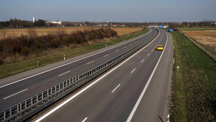 28.03.2020, Leere Autobahnen wegen Corona-Virus-Pandemie, hier die Autobahn A96 bei Türkheim, Bad Wörishofen. Auf Anordnung der bayerischen Staatsregierung gilt eine Ausgangsbeschränkung wegen der Corona Krise bis auf Weiteres. 28.03.2020, Leere Autobahnen wegen Corona-Virus 28.03.2020, Leere Autobahnen wegen Corona-Virus