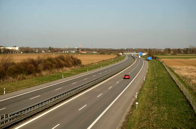 28.03.2020, Leere Autobahnen wegen Corona-Virus-Pandemie, hier die Autobahn A96 bei Türkheim, Bad Wörishofen. Auf Anordnung der bayerischen Staatsregierung gilt eine Ausgangsbeschränkung wegen der Corona Krise bis auf Weiteres. 28.03.2020, Leere Autobahnen wegen Corona-Virus 28.03.2020, Leere Autobahnen wegen Corona-Virus
