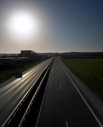 28.03.2020, Leere Autobahnen wegen Corona-Virus-Pandemie, hier die Autobahn A96 bei Türkheim, Bad Wörishofen. Auf Anordnung der bayerischen Staatsregierung gilt eine Ausgangsbeschränkung wegen der Corona Krise bis auf Weiteres. 28.03.2020, Leere Autobahnen wegen Corona-Virus 28.03.2020, Leere Autobahnen wegen Corona-Virus