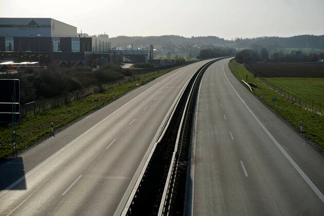 28.03.2020, Leere Autobahnen wegen Corona-Virus-Pandemie, hier die Autobahn A96 bei Türkheim, Bad Wörishofen. Auf Anordnung der bayerischen Staatsregierung gilt eine Ausgangsbeschränkung wegen der Corona Krise bis auf Weiteres. 28.03.2020, Leere Autobahnen wegen Corona-Virus 28.03.2020, Leere Autobahnen wegen Corona-Virus