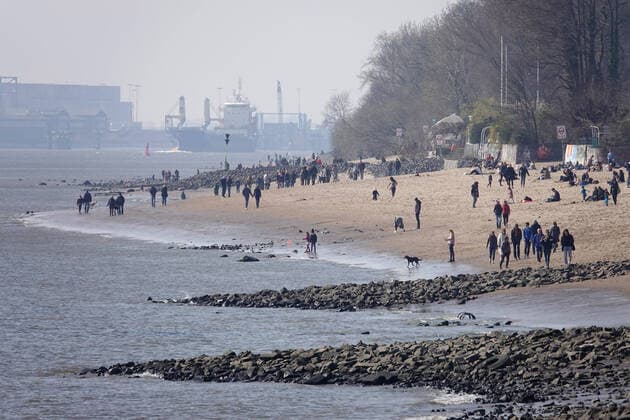 Kontaktverbot - Elbstrand Oevelgönne 28.03.2020, DEU, Deutschland, Hamburg: Menschen sind am Elbstrand Oevelgönne während des Kontaktverbots wegen der Coronakrise unterwegs. Hamburg Hamburg Deutschland