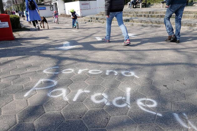 Kontaktverbot - Elbstrand Oevelgönne 28.03.2020, DEU, Deutschland, Hamburg: Corona Parade steht auf einem Weg, der zum Elbstrand Oevelgönne führt, aufgenommen während des Kontaktverbots wegen der Coronakrise. Hamburg Hamburg Deutschland