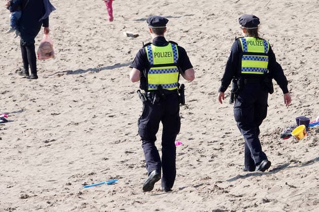 Kontaktverbot - Elbstrand Oevelgönne 28.03.2020, DEU, Deutschland, Hamburg: Polizisten gehen Streife am Elbstrand Oevelgönne während des Kontaktverbots wegen der Coronakrise. Hamburg Hamburg Deutschland
