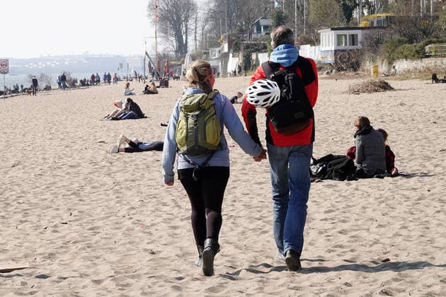 Kontaktverbot - Elbstrand Oevelgönne 28.03.2020, DEU, Deutschland, Hamburg: Menschen sind am Elbstrand Oevelgönne während des Kontaktverbots wegen der Coronakrise unterwegs. Hamburg Hamburg Deutschland