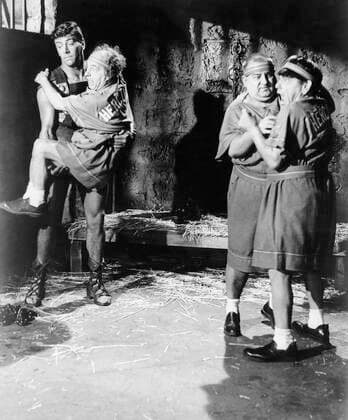 THE THREE STOOGES MEET HERCULES, Quinn K. Redeker, Larry Fine, Joe DeRita, Moe Howard, 1962 Courtesy Everett Collection !ACHTUNG AUFNAHMEDATUM GESCHÃ„TZT! PUBLICATIONXNOTxINxCANxCHNxFRAxITAxJPNxNORxPOLxRUSxESPxUKxUSA Copyright: xCourtesyxEverettxCollectionx MBDTHST EC029