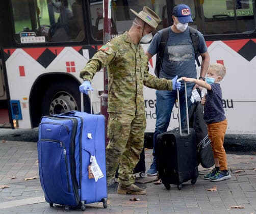 AUSTRALIA CORONAVIRUS COVID-19, Returning overseas travellers are ushered into the InterContinental Hotel for the beginning of their 14-day imposed quarantine in Sydney, Sunday, March 29, 2020. ( NO ARCHIVING, EDITORIAL USE ONLY, NO USE IN BOOKS WITHOUT CONSENT SYDNEY NSW AUSTRALIA  Copyright: xJEREMYxPIPERx 20200329001460666695