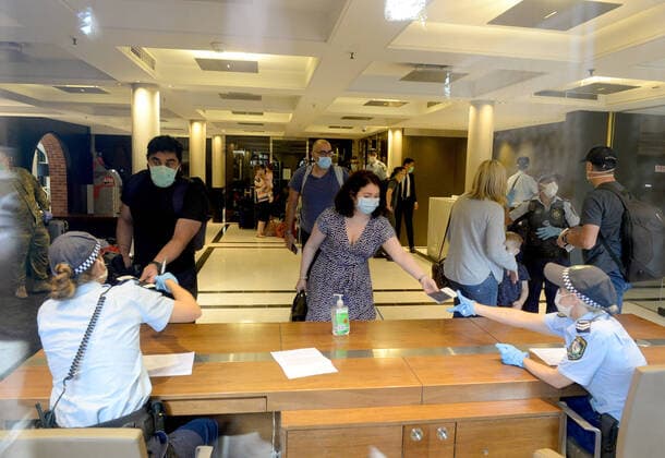 AUSTRALIA CORONAVIRUS COVID-19, Returning overseas travellers are ushered into the InterContinental Hotel for the beginning of their 14-day imposed quarantine in Sydney, Sunday, March 29, 2020. ( NO ARCHIVING, EDITORIAL USE ONLY, NO USE IN BOOKS WITHOUT CONSENT SYDNEY NSW AUSTRALIA  Copyright: xJEREMYxPIPERx 20200329001460666753
