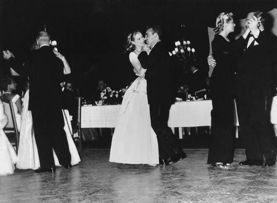 WEDDING IN MONACO, Grace Kelly, Prince Rainier, 1956 Courtesy Everett Collection !ACHTUNG AUFNAHMEDATUM GESCHÃ„TZT! PUBLICATIONXNOTxINxCANxCHNxFRAxITAxJPNxNORxPOLxRUSxESPxUKxUSA Copyright: xCourtesyxEverettxCollectionx MBDWEIN EC025
