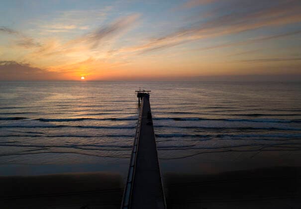 March 28, 2020, San Diego, California, USA: La Jolla Shores beach, a popular surfing beach in San Diego is empty and closed to the public due to coronavirus. Here, waves break on each side of the Scripps Pier at sunset. San Diego USA - ZUMAa97_ 20200328_zaf_a97_005 Copyright: xK.C.xAlfredx