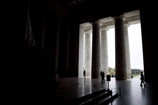 (200328) -- WASHINGTON, March 28, 2020 (Xinhua) -- People visit the Lincoln Memorial in Washington D.C., the United States, on March 28, 2020. The United States has reported more than 2,000 COVID-19 deaths, according to the latest tally from Johns Hopkins University s Center for Systems Science and Engineering (CSSE). As of 6:40 p.m. on Saturday (2240 GMT), there were more than 121,000 confirmed cases in the United States, with 2,010 deaths, an interactive map maintained by the CSSE showed. (Photo by Ting Shen Xinhua) U.S.-WASHINGTON D.C.-COVID-19-CASES