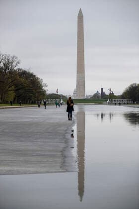 (200328) -- WASHINGTON, March 28, 2020 (Xinhua) -- People are seen near the Washington Monument in Washington D.C., the United States, on March 28, 2020. The United States has reported more than 2,000 COVID-19 deaths, according to the latest tally from Johns Hopkins University s Center for Systems Science and Engineering (CSSE). As of 6:40 p.m. on Saturday (2240 GMT), there were more than 121,000 confirmed cases in the United States, with 2,010 deaths, an interactive map maintained by the CSSE showed. (Photo by Ting Shen Xinhua) U.S.-WASHINGTON D.C.-COVID-19-CASES
