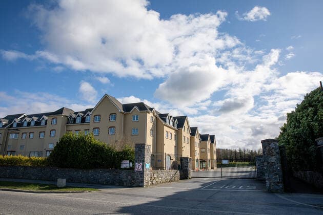 (200328) -- DUBLIN, March 28, 2020 (Xinhua) -- A living compound is seen in Dublin, Ireland, on March 28, 2020. A total of 14 patients diagnosed with COVID-19 died in Ireland on Saturday. Another 294 new cases of COVID-19 were also confirmed in Ireland on Saturday, bringing the total number to 2,415. The Irish government on Friday issued a stay-at-home order, demanding all the people in the country not to leave their homes except in special circumstances. (Xinhua) IRELAND-DUBLIN-COVID-19-RESTRICTIONS 
