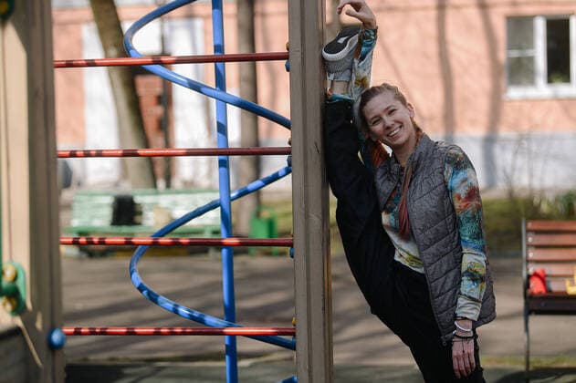 (200329) -- MOSCOW, March 29, 2020 (Xinhua) -- Valeriya Pobedinskaya exercises near home in Moscow, Russia, on March 28, 2020. As Moscow has locked down all the theaters for the quarantine against the COVID-19 pandemic, shows and rehearsals are cancelled. Valeriya Pobedinskaya, a 31-year-old ballerina, has to exercise in her apartment. (Xinhua Evgeny Sinitsyn) RUSSIA-MOSCOW-LOCKDOWN-BALLERINA 