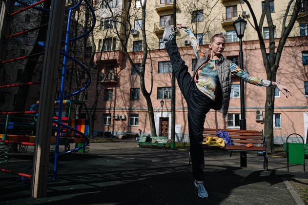 (200329) -- MOSCOW, March 29, 2020 (Xinhua) -- Valeriya Pobedinskaya exercises near home in Moscow, Russia, on March 28, 2020. As Moscow has locked down all the theaters for the quarantine against the COVID-19 pandemic, shows and rehearsals are cancelled. Valeriya Pobedinskaya, a 31-year-old ballerina, has to exercise in her apartment. (Xinhua Evgeny Sinitsyn) RUSSIA-MOSCOW-LOCKDOWN-BALLERINA 