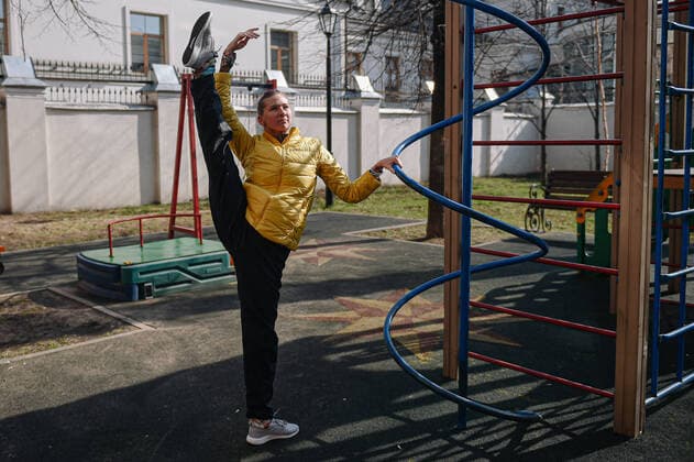 (200329) -- MOSCOW, March 29, 2020 (Xinhua) -- Valeriya Pobedinskaya exercises near home in Moscow, Russia, on March 28, 2020. As Moscow has locked down all the theaters for the quarantine against the COVID-19 pandemic, shows and rehearsals are cancelled. Valeriya Pobedinskaya, a 31-year-old ballerina, has to exercise in her apartment. (Xinhua Evgeny Sinitsyn) RUSSIA-MOSCOW-LOCKDOWN-BALLERINA 