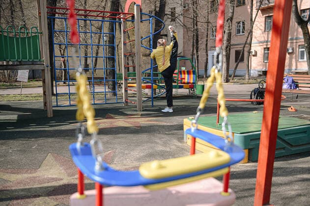 (200329) -- MOSCOW, March 29, 2020 (Xinhua) -- Valeriya Pobedinskaya exercises near home in Moscow, Russia, on March 28, 2020. As Moscow has locked down all the theaters for the quarantine against the COVID-19 pandemic, shows and rehearsals are cancelled. Valeriya Pobedinskaya, a 31-year-old ballerina, has to exercise in her apartment. (Xinhua Evgeny Sinitsyn) RUSSIA-MOSCOW-LOCKDOWN-BALLERINA 