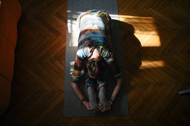 (200329) -- MOSCOW, March 29, 2020 (Xinhua) -- Valeriya Pobedinskaya exercises at home in Moscow, Russia, on March 28, 2020. As Moscow has locked down all the theaters for the quarantine against the COVID-19 pandemic, shows and rehearsals are cancelled. Valeriya Pobedinskaya, a 31-year-old ballerina, has to exercise in her apartment. (Xinhua Evgeny Sinitsyn) RUSSIA-MOSCOW-LOCKDOWN-BALLERINA 