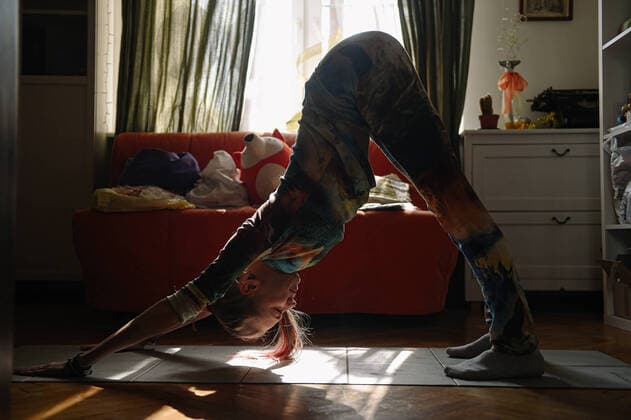 (200329) -- MOSCOW, March 29, 2020 (Xinhua) -- Valeriya Pobedinskaya exercises at home in Moscow, Russia, on March 28, 2020. As Moscow has locked down all the theaters for the quarantine against the COVID-19 pandemic, shows and rehearsals are cancelled. Valeriya Pobedinskaya, a 31-year-old ballerina, has to exercise in her apartment. (Xinhua Evgeny Sinitsyn) RUSSIA-MOSCOW-LOCKDOWN-BALLERINA 