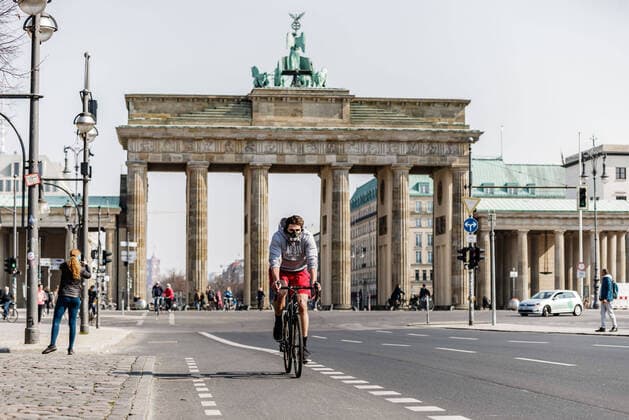 (200329) -- BERLIN, March 29, 2020 (Xinhua) -- A bicyclist is seen near the Brandenburger Gate in Berlin, capital of Germany, March 28, 2020. (Photo by Binh Truong Xinhua) GERMANY-BERLIN-COVID-19-DAILY LIFE 
