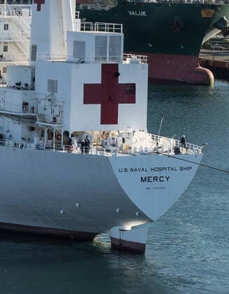 March 29, 2020, Los Angeles, California, United States Of America: LOS ANGELES, CA - MARCH 27: The Military Sealift Command hospital ship USNS Mercy (T-AH 19) arrives in Los Angeles, Calif., March 27, 2020. Mercy deployed in support of the nationâ€⠢s COVID-19 response efforts, and will serve as a referral hospital for non-COVID-19 patients currently admitted to shore-based hospitals. This allows shore base hospitals to focus their efforts on COVID-19 cases. One of the Department of Defenseâ€⠢s missions is Defense Support of Civil Authorities. DOD is supporting the Federal Emergency Management Agency, the lead federal agency, as well as state, local and public health authorities in helping protect the health and safety of the American people on March 27, 2020 in Los Angeles, California..People: USNS Mercy Los Angeles United St - ZUMAn287 20200329_zaa_n287_008 Copyright: xSMGx
