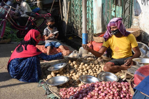 India: First Sunday during nationwide lockdown People shopping to acquire their food and essentials at roadside market in the Sunday morning on the 5th day of 21 days of nationwide total lockdown across India due to a measure to prevent spreading the recent Novel Coronavirus (COVID-19). Howrah West Bengal India Bataitala Copyright: BiswarupxGanguly