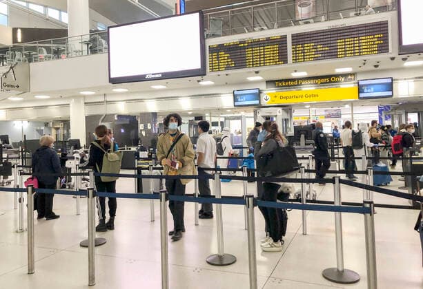 (200329) -- NEW YORK, March 29, 2020 (Xinhua) -- This image taken with a mobile phone on March 28, 2020 shows passengers waiting for security check at John F. Kennedy International Airport in New York, the United States. U.S. President Donald Trump said Saturday he asked the U.S. Centers for Disease Control and Prevention (CDC) to issue travel advisory for the states of New York, New Jersey and Connecticut, scaling back from an earlier suggestion to impose quarantine on those areas. (Xinhua) U.S.-NEW YORK-COVID-19-NO QUARANTINE 
