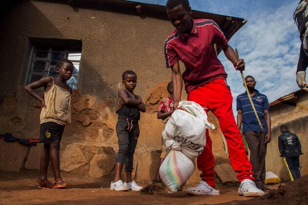 (200329) -- KIGALI, March 29, 2020 (Xinhua) -- A man lifts relief aid to vulnerable families that have been severely affected by a COVID-19 lockdown, in Kigali, capital city of Rwanda, on March 28, 2020. The Rwandan Health Ministry on Saturday reported six new COVID-19 cases, bringing the total to 60. (Photo by Cyril Ndegeya Xinhua) RWANDA-KIGALI-COVID-19-RELIEF AID 