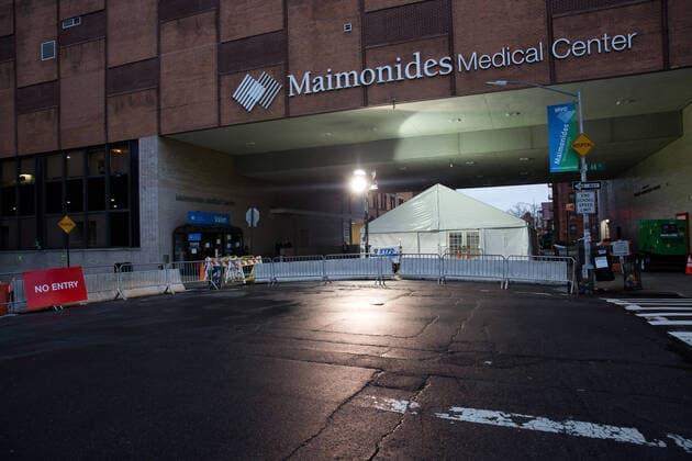(200329) -- NEW YORK, March 29, 2020 (Xinhua) -- Photo taken on March 28, 2020 shows a view of Maimonides Medical Center in Brooklyn of New York, the United States. The confirmed cases in the United States have exceeded 122,000 as of Saturday night, up from about 101,600 of the previous day, with reports of more than 2,000 deaths, according to the tally from Johns Hopkins University s Center for Systems Science and Engineering. (Photo by Michael Nagle Xinhua) U.S.-NEW YORK-COVID-19-DEATH TOLL