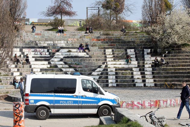 News Bilder des Tages 28.03.2020, Berlin - Deutschland: das warme Wochenende zieht die Menschen in der Corona-Krise nach draußen. Die Polizei fährt im Mauerpark Streife. Die Leute befolgen die Regeln und sitzen mit Abstand im Freien in der Sonne.