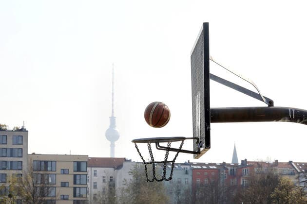 28.03.2020, Berlin - Deutschland: das warme Wochenende zieht die Menschen in der Corona-Krise nach draußen. Im Mauerpark wird Basketball gespielt.