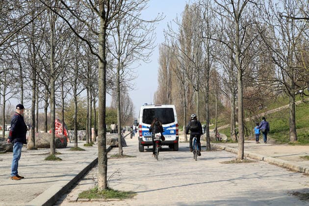 28.03.2020, Berlin - Deutschland: das warme Wochenende zieht die Menschen in der Corona-Krise nach draußen. Die Polizei fährt im Mauerpark Streife. Die Leute befolgen die Regeln und halten Abstand im Freien in der Sonne.