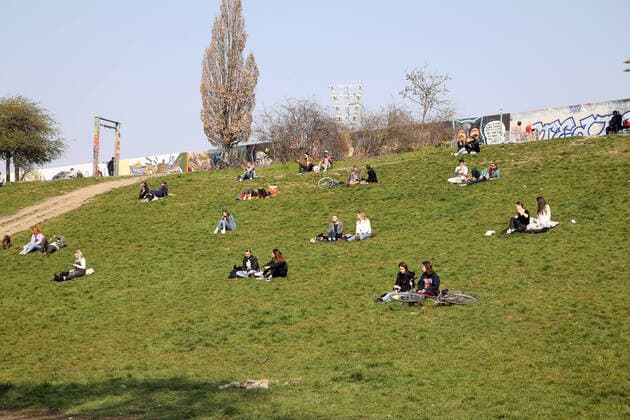 28.03.2020, Berlin - Deutschland: das warme Wochenende zieht die Menschen in der Corona-Krise nach draußen. Die Leute genießen das tolle Wetter im Mauerpark in Zweiergruppen.