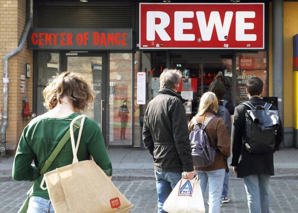 News Bilder des Tages 28.03.2020, Berlin - Deutschland: Corona-Krise, die Einkaufswilligen warten in einer Schlange vor dem Supermarkt, es wird nur eine limitierte Anzahl an Kunden hereingelassen.