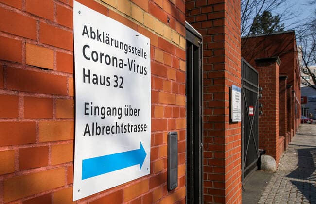 Coronavirus in Berlin Berlin, 28.03.2020, Vivantes Wenckebach-Klinikum Berlin. Am Nebeneingang des Wenckenach Krankenhauses haengt ein Schild mit dem Hinweis auf den Weg zur Abklaerungsstelle Corona-Virus. Wegen des Coronavirus haben sich die Kliniken auf den Notstand vorbereitet. Es gilt das vom Senat erlassene Besuchsverbot. Berlin Berlin Deutschland Wenckebach-Klinikum