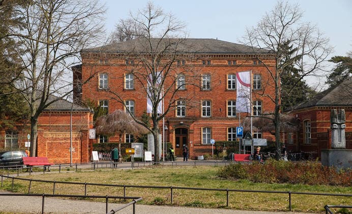 Coronavirus in Berlin Berlin, 28.03.2020, Vivantes Wenckebach-Klinikum Berlin. Haupteingang am Wenckenach Krankenhaus mit Weg zur Rettungsstelle. Wegen des Coronavirus haben sich die Kliniken auf den Notstand vorbereitet. Es gilt das vom Senat erlassene Besuchsverbot. Berlin Berlin Deutschland Wenckebach-Klinikum