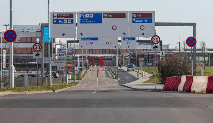 Coronavirus in Berlin Berlin, 28.03.2020, Flughafen Berlin Schoenefeld. Wegen des Coronavirus zeigt sich die Zufahrtsstrasse zu den eigentlich gut gefuellten Parkplaetzen ungewoehnlich menschenleer. Der Flugverkehr ist stark eingeschraenkt. Berlin Berlin Deutschland Schönefeld