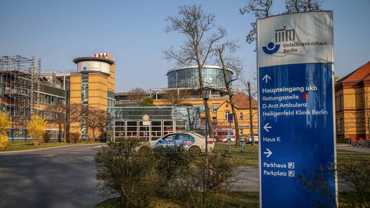 Coronavirus in Berlin Berlin, 28.03.2020, Unfallkrankenhaus Berlin. Schild weist am UKB den Weg zur Rettungsstelle. Wegen des Coronavirus haben sich die Kliniken auf den Notstand vorbereitet. Es gilt das vom Senat erlassene Besuchsverbot. Berlin Berlin Deutschland Unfallkrankenhaus Berlin