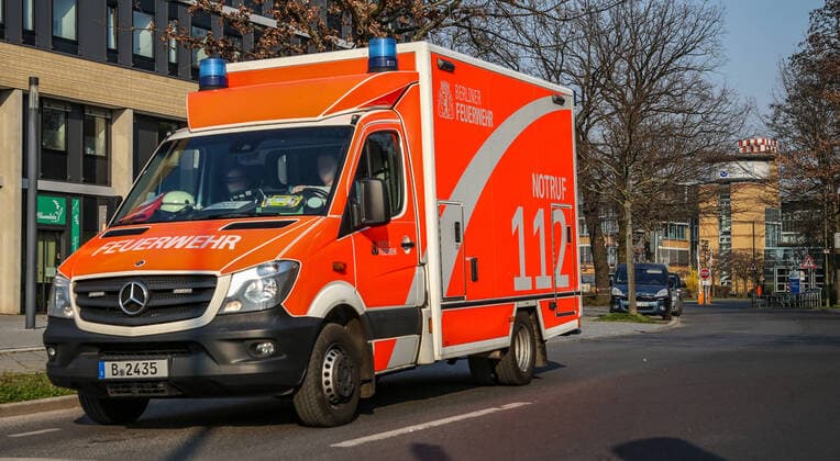 Krankenwagen Berlin, 28.03.2020, Notarztwagen. Krankenwagen der Berliner Feuerwehr kommt vom Unfallkrankenhaus Berlin Marzahn. Berlin Berlin Deutschland