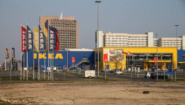 IKEA schließt Filialen Berlin, 28.03.2020, IKEA Filiale Berlin Lichtenberg. Ungewoehnlich still ist es vor dem Standort Berlin Lichtenberg. Wegen des Coronavirus schliesst der Konzern bundesweit alle Filialen. Kunden koennen online ueber click und collect Waren bestellen und diese dann unter Wahrung der Corona Schutzmassnahmen am Standort Lichtenberg abholen. Berlin Berlin Deutschland Lichtenberg