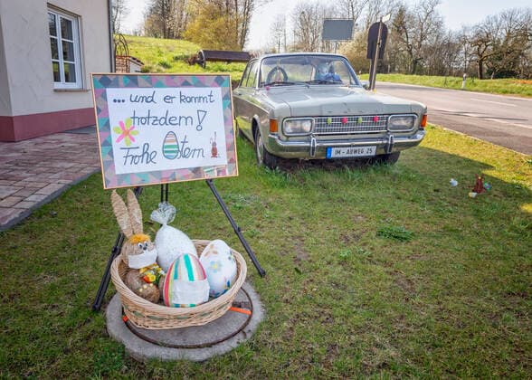28.03.2020, Saarland, Mandelbachtal. Ein Osterhase sitzt am Samstag in Bliesmengen Bolchen in einem Ford Taunus im Vorgarten von Familie Hautz. In Zeiten der Corona Pandemie trägt der Hase, Kopfhaube, Mundschutz und Handschuhe. Zur diesjährigen Lieferung gehört Toilettenpaier, dass er im Anhänger mitführt. Auf einem Schild vor dem Fahrzeug steht der Pandemie zum Trotz und er kommt doch! Frohe Ostern . Das der Osterhase auch während der Krise kommt, wünschen sich sicherlich alle Bürger. Familie Hautz nutzt ihren alten Ford regelmäßig. Zu den unterschiedlichsten Anlässen, wie zum Beispiel zu Nikolaus, Weihnachten oder Halloween wird der Oldtimer geschmückt