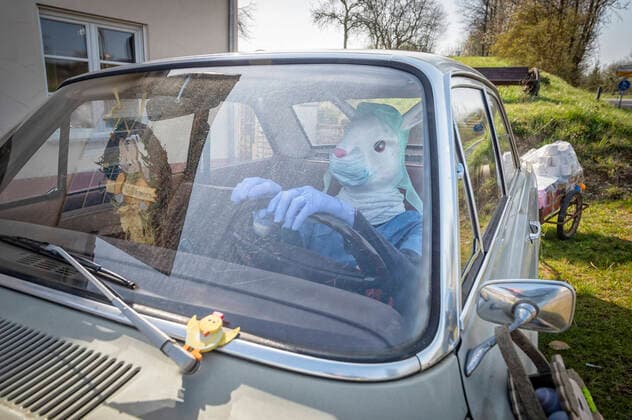 28.03.2020, Saarland, Mandelbachtal. Ein Osterhase sitzt am Samstag in Bliesmengen Bolchen in einem Ford Taunus im Vorgarten von Familie Hautz. In Zeiten der Corona Pandemie trägt der Hase, Kopfhaube, Mundschutz und Handschuhe. Zur diesjährigen Lieferung gehört Toilettenpaier, dass er im Anhänger mitführt. Auf einem Schild vor dem Fahrzeug steht der Pandemie zum Trotz und er kommt doch! Frohe Ostern . Das der Osterhase auch während der Krise kommt, wünschen sich sicherlich alle Bürger. Familie Hautz nutzt ihren alten Ford regelmäßig. Zu den unterschiedlichsten Anlässen, wie zum Beispiel zu Nikolaus, Weihnachten oder Halloween wird der Oldtimer geschmückt
