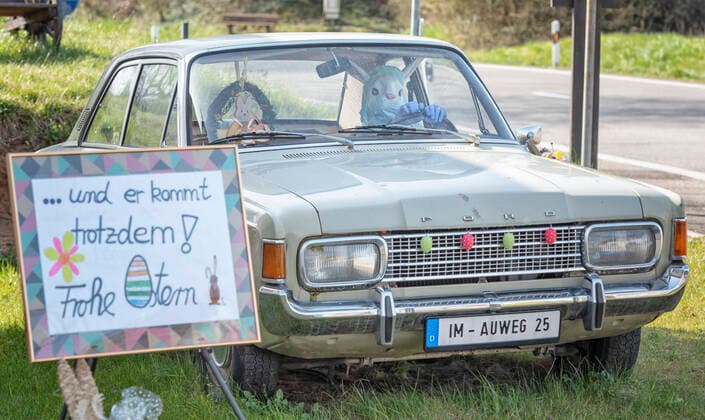 28.03.2020, Saarland, Mandelbachtal. Ein Osterhase sitzt am Samstag in Bliesmengen Bolchen in einem Ford Taunus im Vorgarten von Familie Hautz. In Zeiten der Corona Pandemie trägt der Hase, Kopfhaube, Mundschutz und Handschuhe. Zur diesjährigen Lieferung gehört Toilettenpaier, dass er im Anhänger mitführt. Auf einem Schild vor dem Fahrzeug steht der Pandemie zum Trotz und er kommt doch! Frohe Ostern . Das der Osterhase auch während der Krise kommt, wünschen sich sicherlich alle Bürger. Familie Hautz nutzt ihren alten Ford regelmäßig. Zu den unterschiedlichsten Anlässen, wie zum Beispiel zu Nikolaus, Weihnachten oder Halloween wird der Oldtimer geschmückt