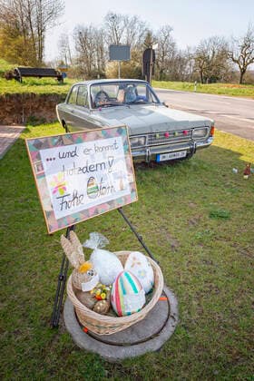 28.03.2020, Saarland, Mandelbachtal. Ein Osterhase sitzt am Samstag in Bliesmengen Bolchen in einem Ford Taunus im Vorgarten von Familie Hautz. In Zeiten der Corona Pandemie trägt der Hase, Kopfhaube, Mundschutz und Handschuhe. Zur diesjährigen Lieferung gehört Toilettenpaier, dass er im Anhänger mitführt. Auf einem Schild vor dem Fahrzeug steht der Pandemie zum Trotz und er kommt doch! Frohe Ostern . Das der Osterhase auch während der Krise kommt, wünschen sich sicherlich alle Bürger. Familie Hautz nutzt ihren alten Ford regelmäßig. Zu den unterschiedlichsten Anlässen, wie zum Beispiel zu Nikolaus, Weihnachten oder Halloween wird der Oldtimer geschmückt