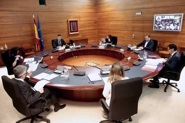 Handout pictures provided by the Spanish Government that shows Prime Minister Pedro Sanchez (C) during an Extraordinary Cabinet Meeting held at Moncloa Palace in Madrid on 29 March 2020 to talk about the new mesures and current situation of the coronavirus. Spain faces the 15th consecutive day of national lockdown in an effort to slow down the spread of the pandemic COVID-19 disease caused by the SARS-CoV-2 coronavirus. Extraordinary Cabinet Meeting !ACHTUNG: NUR REDAKTIONELLE NUTZUNG!  Copyright: xJosexMariaxCuadradoxJimenezx GRAF2990 20200329-637210784629210653