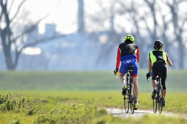 Fahrradfahrer fahren den Kanal entlang, Corona Auswirkung in NRW, Krefeld, 28.03.2020, Krefeld Nordrhein-Westfalen Deutschland
