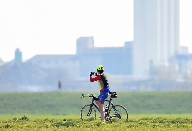 Fahrradfahrer fahren den Kanal entlang, Corona Auswirkung in NRW, Krefeld, 28.03.2020, Krefeld Nordrhein-Westfalen Deutschland