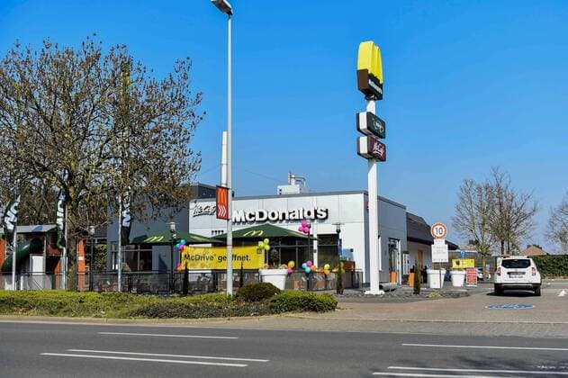 MC Donalds, Corona Auswirkung in NRW, Krefeld, 28.03.2020, Krefeld Nordrhein-Westfalen Deutschland